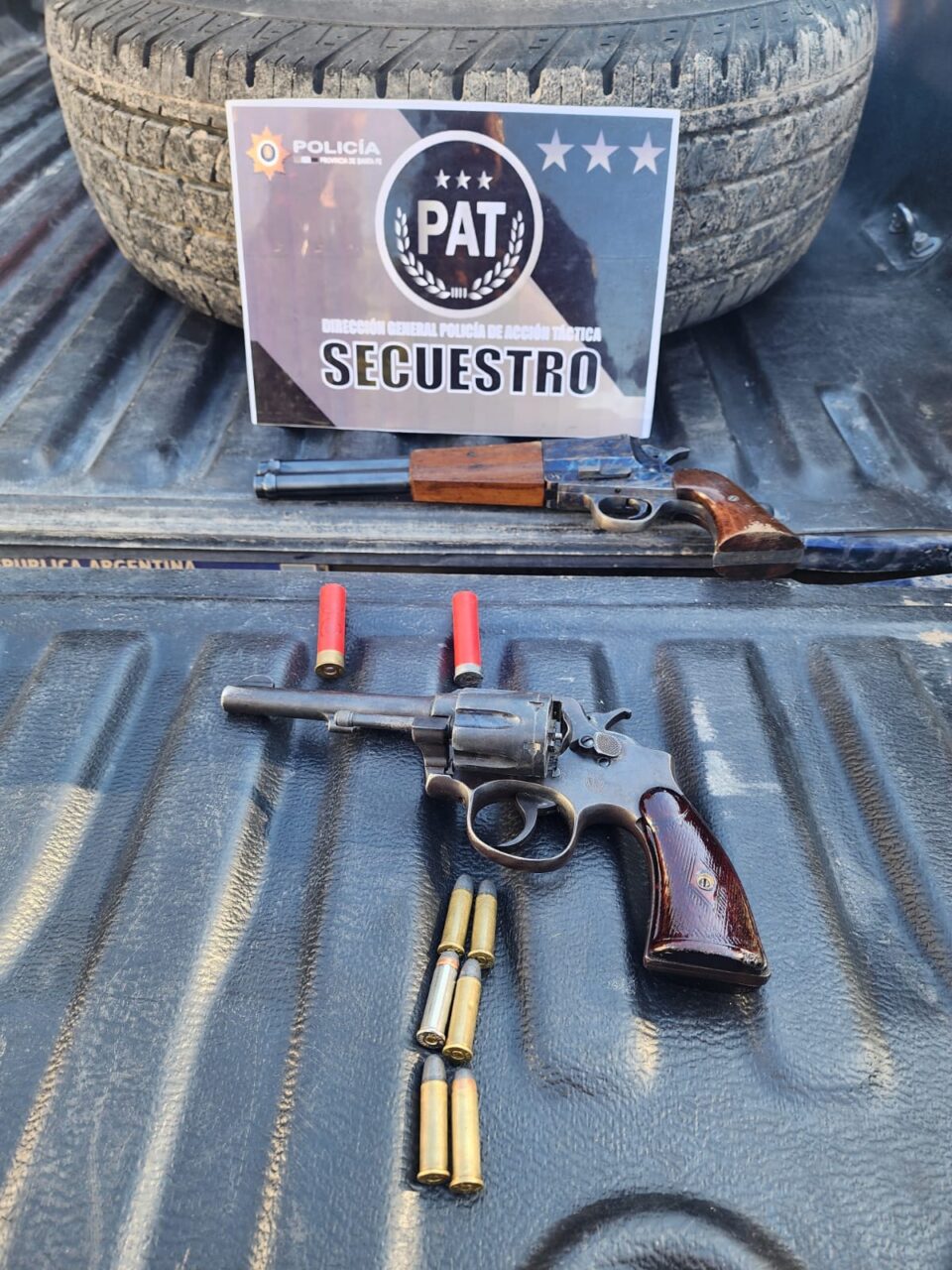 SECUESTRARON ARMAS DE FUEGO, MUNICIONES, PRESUNTOS ESTUPEFACIENTES, DINERO, UN AUTO, CELULARES, BALANZAS, ENTRE OTROS ELEMENTOS, TRAS INTERVENCIÓN EN BARRIO BARRANQUITAS