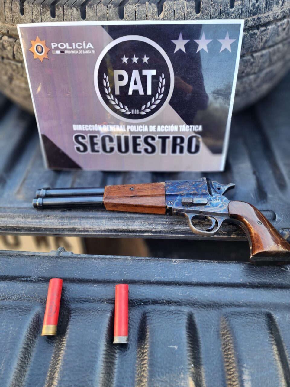 SECUESTRARON ARMAS DE FUEGO, MUNICIONES, PRESUNTOS ESTUPEFACIENTES, DINERO, UN AUTO, CELULARES, BALANZAS, ENTRE OTROS ELEMENTOS, TRAS INTERVENCIÓN EN BARRIO BARRANQUITAS