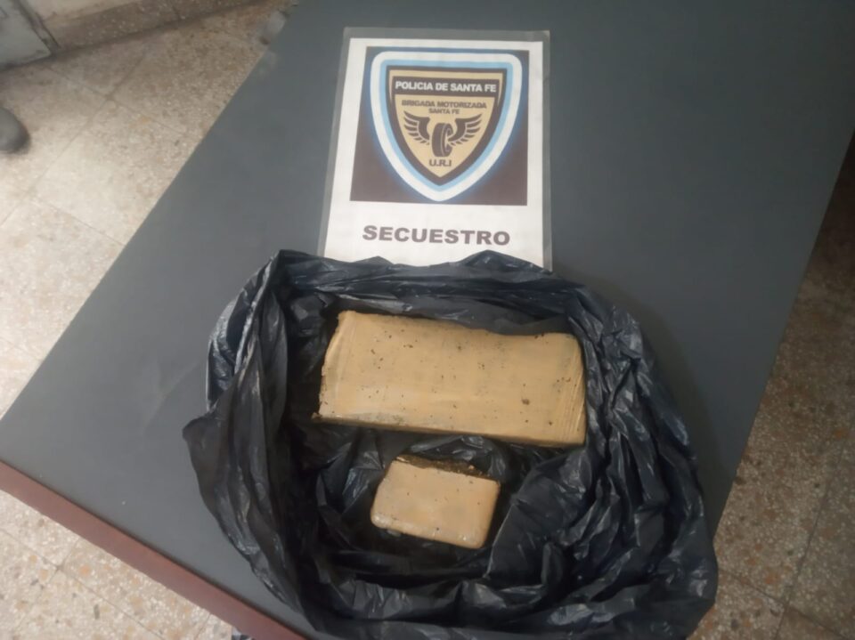 SECUESTRARON ARMAS DE FUEGO, MUNICIONES, PRESUNTOS ESTUPEFACIENTES, DINERO, UN AUTO, CELULARES, BALANZAS, ENTRE OTROS ELEMENTOS, TRAS INTERVENCIÓN EN BARRIO BARRANQUITAS
