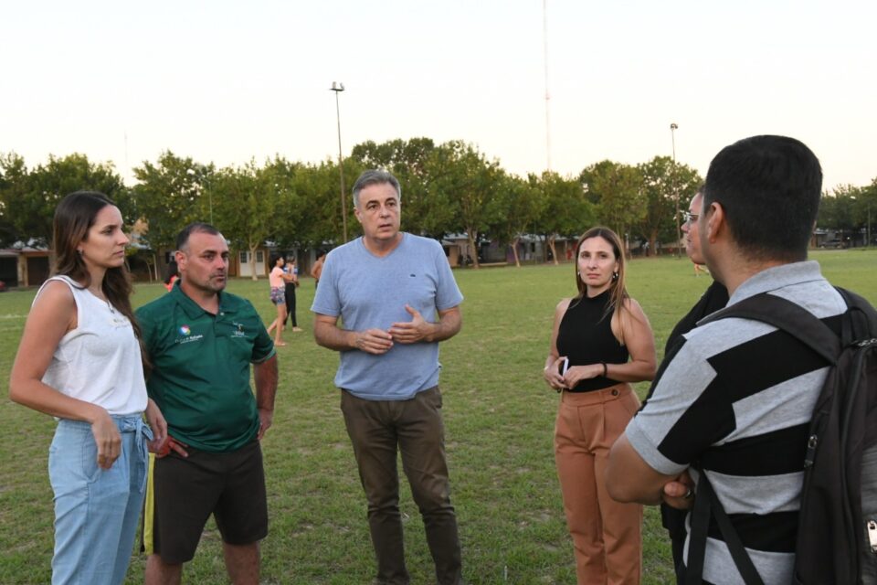 Mayor iluminación en espacios deportivos y recreativos del barrio Mora