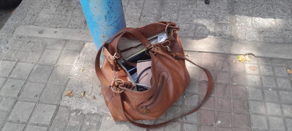 Ocurrió cuando una mujer habría olvidado su cartera en la vía publica