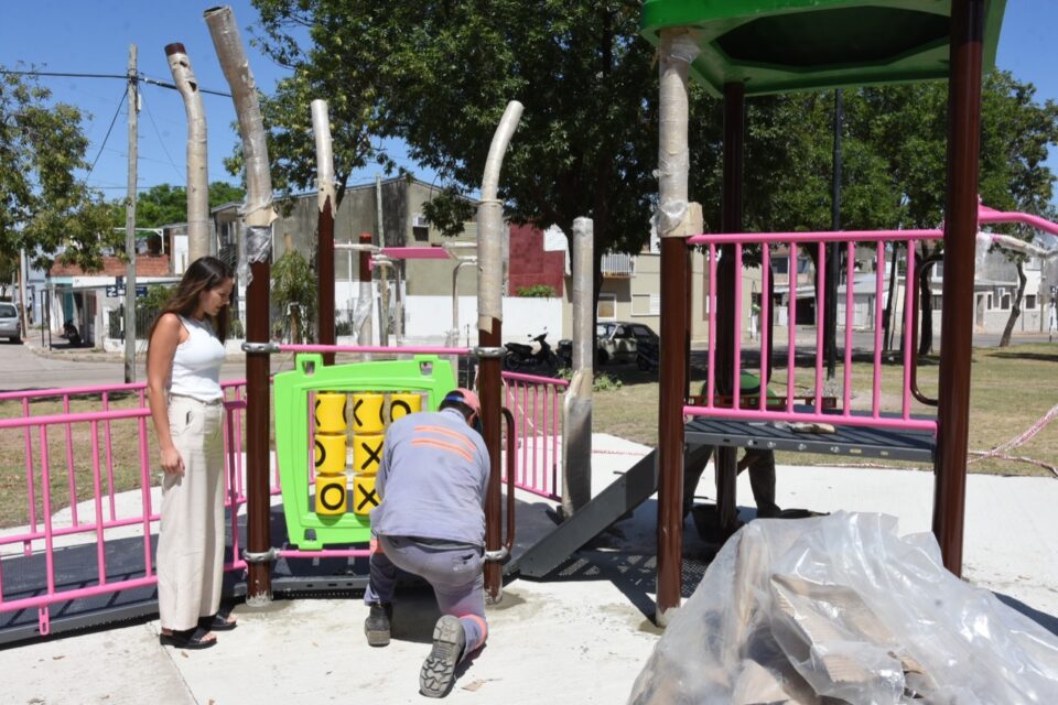 Comenzó la colocación de nuevos juegos en la Plaza Balbi