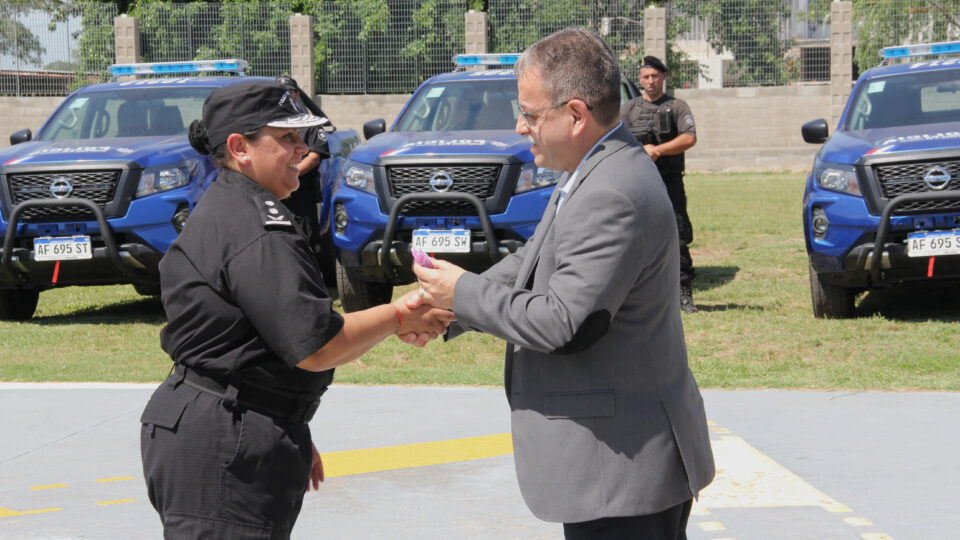 La provincia entregó 15 camionetas 4×4 y equipamiento para la policía