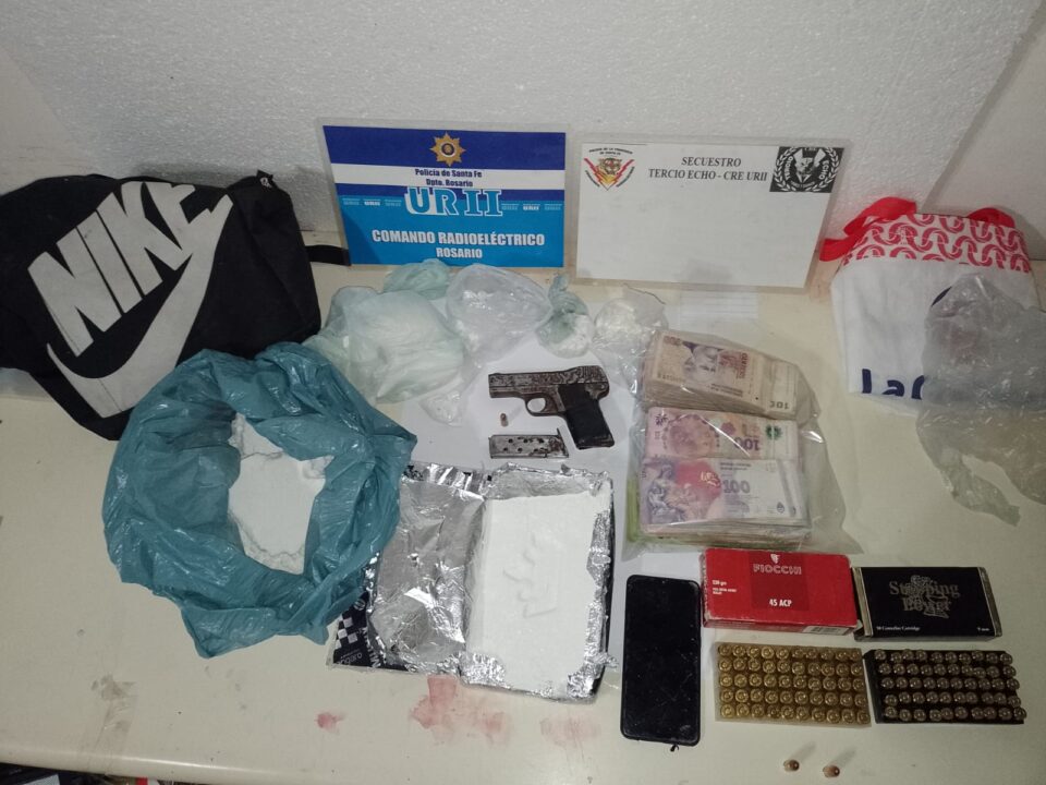 APREHENDIDO POR LA MADRUGADA: TRANSPORTABA UN ARMA, MUNICIONES, DINERO Y APARENTE COCAÍNA