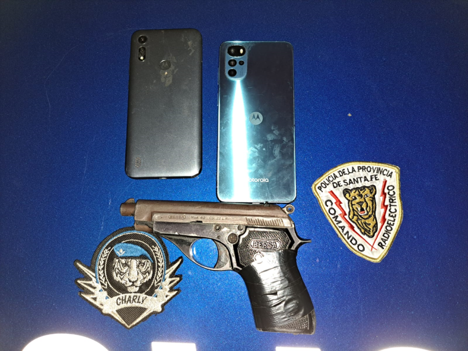 SECUESTRARON UN ARMA DE FUEGO, MUNICIONES Y CELULARES, Y TRASLADARON PREVENTIVAMENTE A DOS ADOLESCENTES