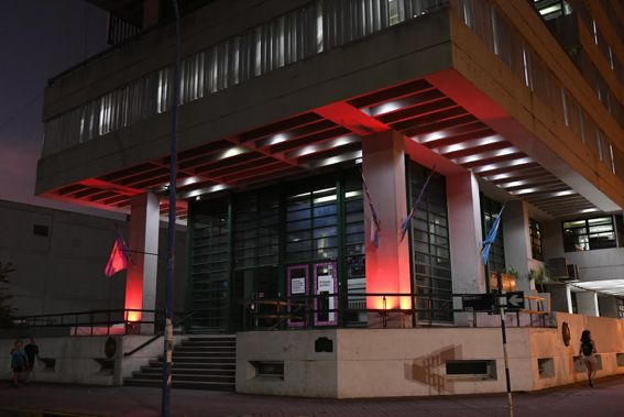 El Palacio Municipal se ilumina de rojo en el Día Mundial de las Cardiopatías Congénitas