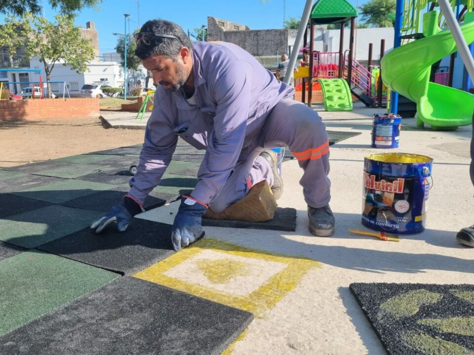 Colocación de pisos antigolpes en Parque Malvinas Argentinas