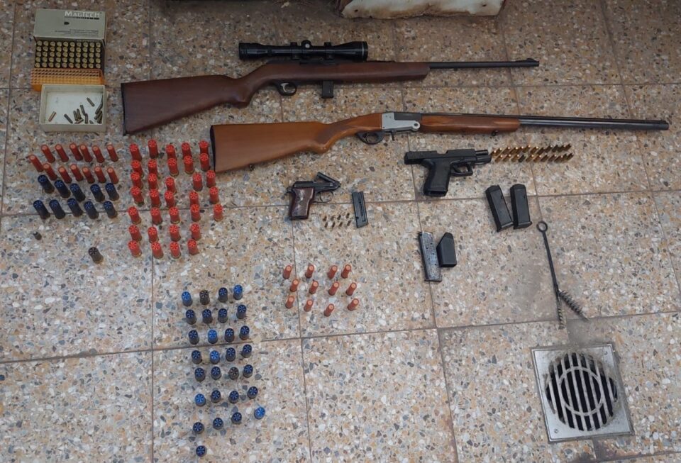 INCAUTARON ARMAS DE FUEGO DE GRUESOS CALIBRES, CARTUCHOS INTACTOS DE DISTINTAS MEDIDAS Y APREHENDIERON A UNA MUJER