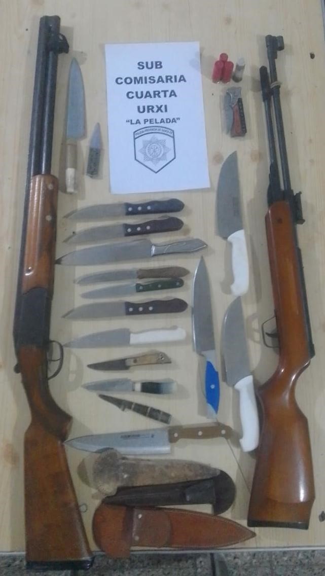 SECUESTRARON UNA ESCOPETA CALIBRE 12, UN RIFLE DE AIRE COMPRIMIDO Y DIVERSAS ARMAS BLANCAS