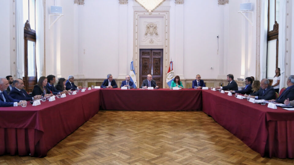 El gobernador encabezó en Rosario una reunión de trabajo con funcionarios judiciales federales y provinciales