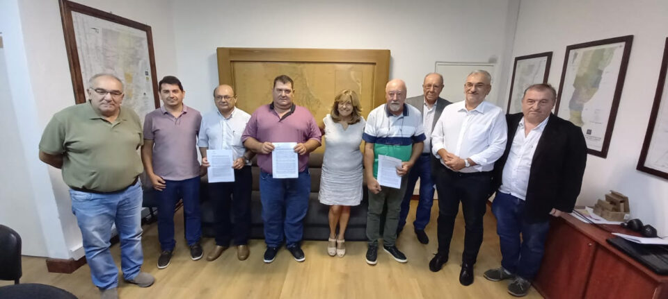 La provincia entregó fondos por más de 0 millones para realizar obras hídricas en 3 departamentos