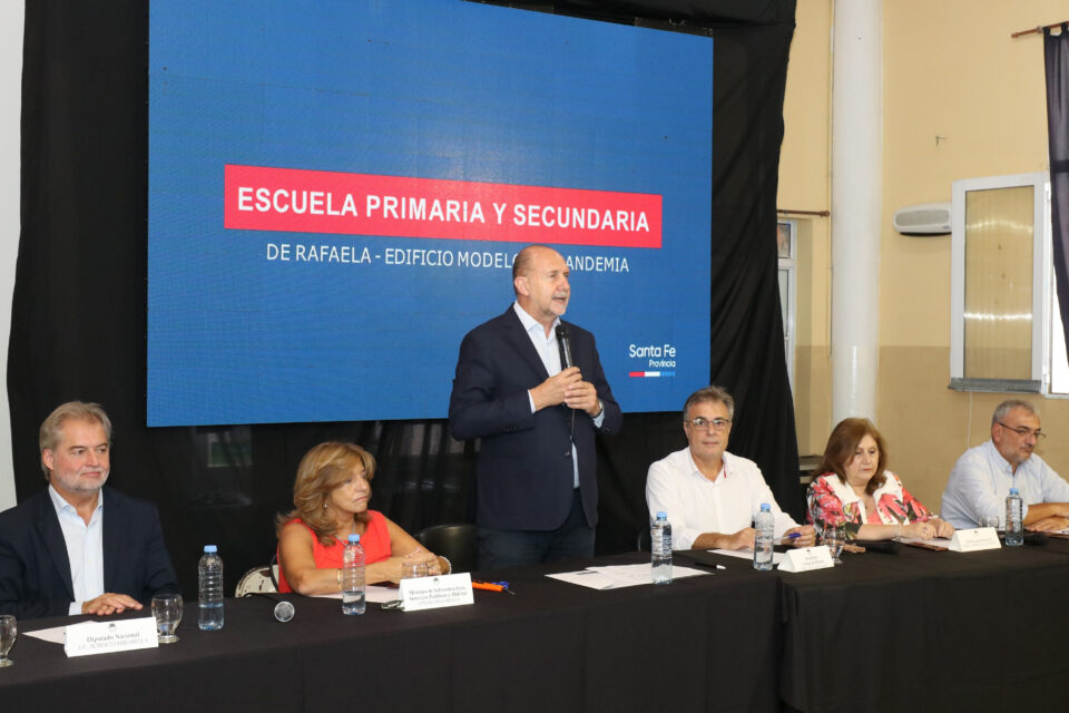 Perotti encabezó la licitación de la construcción del edificio Modelo Pospandemia Escuela primaria y Secundaria de Rafaela