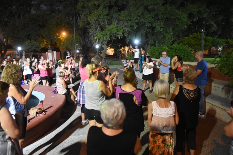 El Villa Rosas disfruta del verano con las clases de zumba
