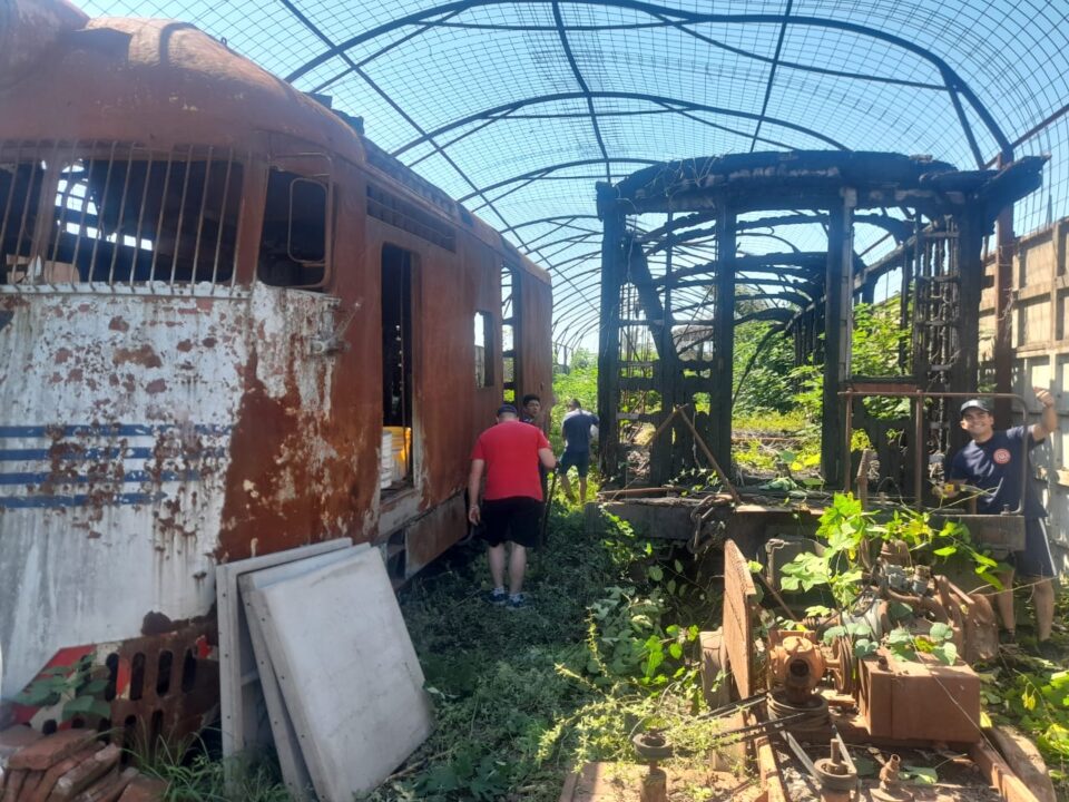 Se realizan tareas de limpieza en el predio del Ferrocarril Belgrano