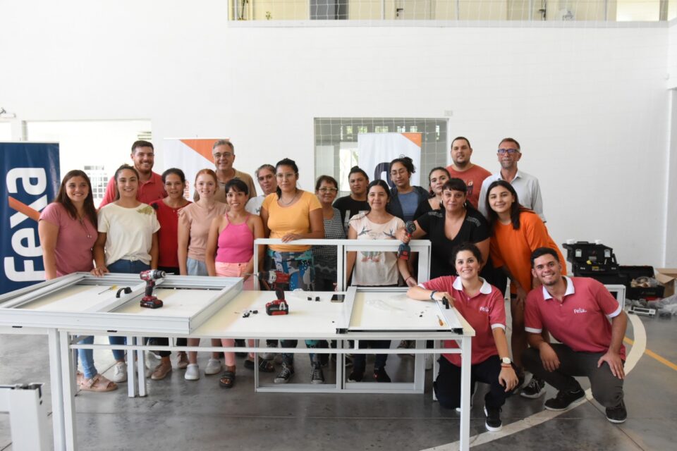 Mujeres de Rafaela se capacitan en carpintería de metálica