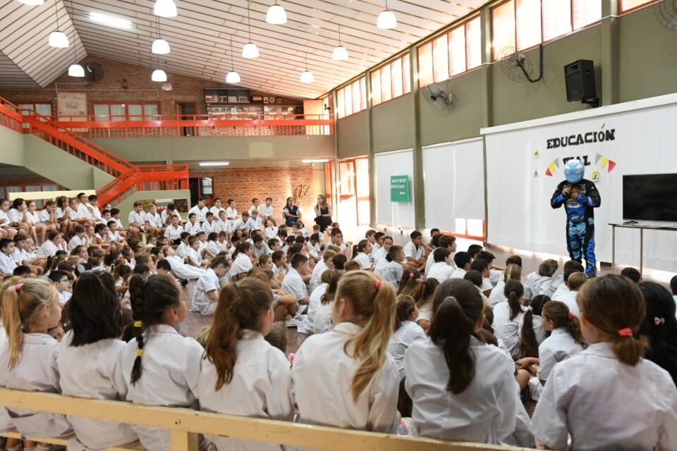 “¿Quién Pierde?”: Con la llegada del TC2000, “Piloto Tango” brindó una charla en la Escuela “Bartolomé Mitre”