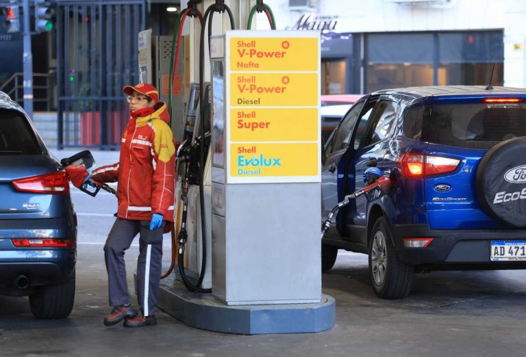 Desde el lunes aumenta la nafta y se esperan largas colas en las estaciones de servicio