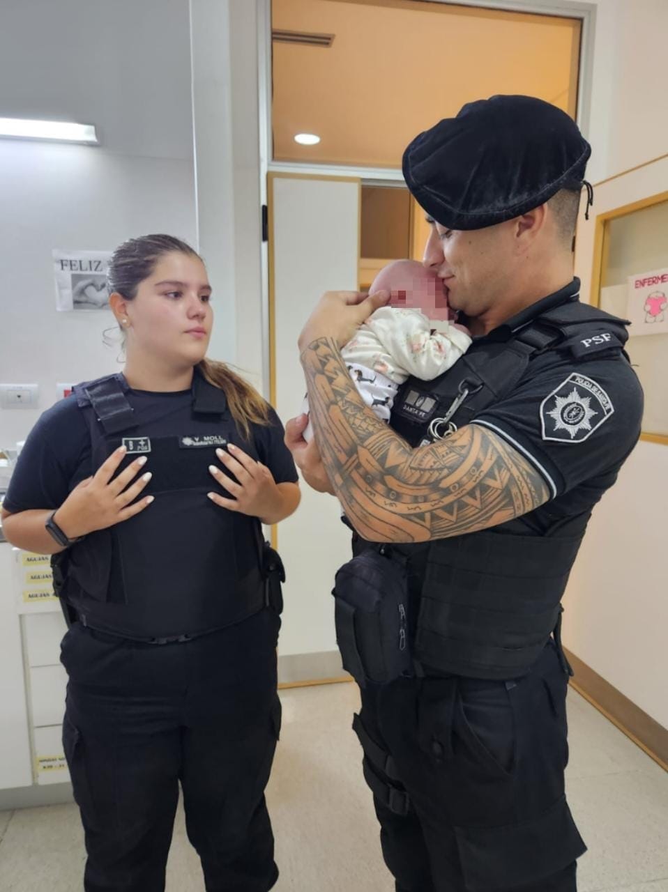 EFECTIVOS POLICIALES DEL CRE REALIZARON TAREAS DE PRIMEROS AUXILIOS QUE LE PERMITIÓ RESPIRAR A UNA BEBA QUE PRESENTABA SIGNOS DE AHOGAMIENTO