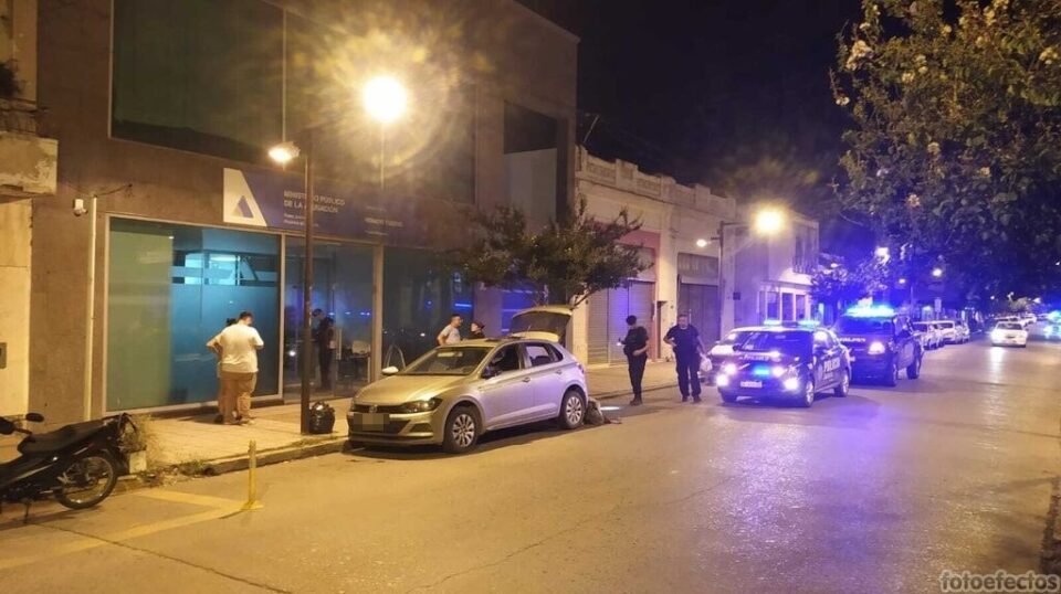 POLICÍA APREHENDEN A CUATRO PERSONAS QUE SE ENCONTRABAN EN UN AUTO FRENTE AL MPA Y LE SECUESTRAN UNA RÉPLICA DE PISTOLA