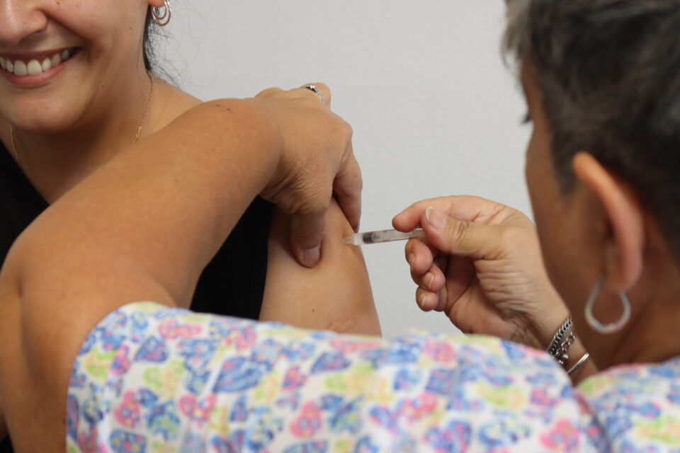 La provincia comenzó a aplicar la vacuna antigripal a la población general