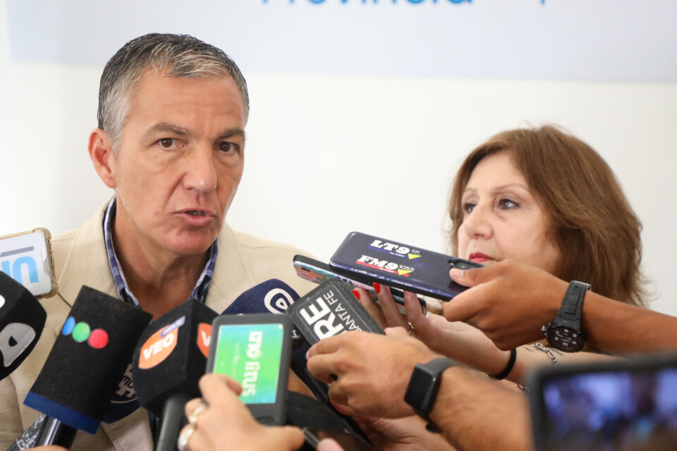 Paritarias: la provincia mejoró el ofrecimiento de incremento salarial a los gremios docentes y de la administración central