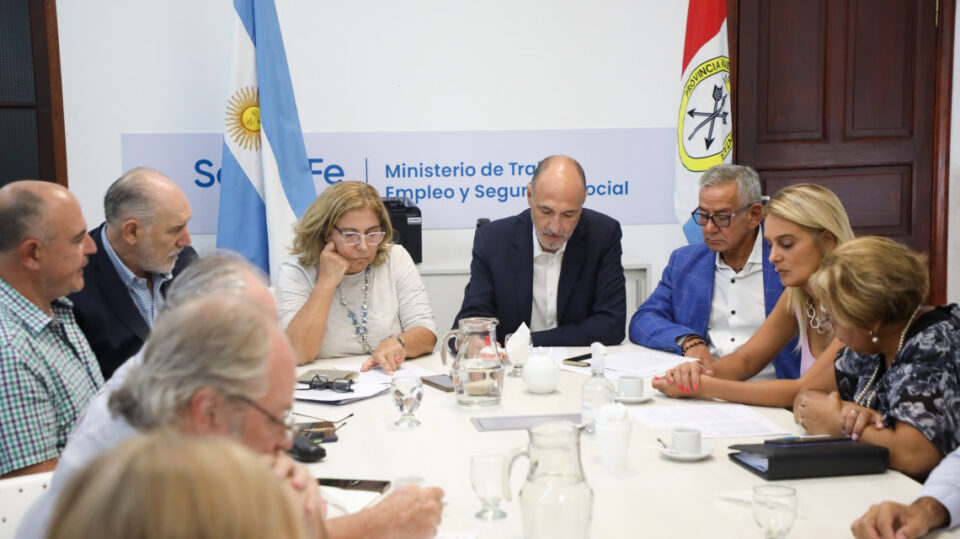 La provincia presentó una nueva oferta salarial a los profesionales de la salud