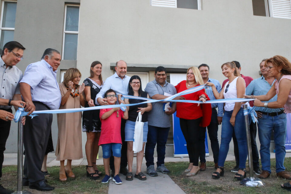 El gobernador Perotti inauguró 20 viviendas en la ciudad de Ceres