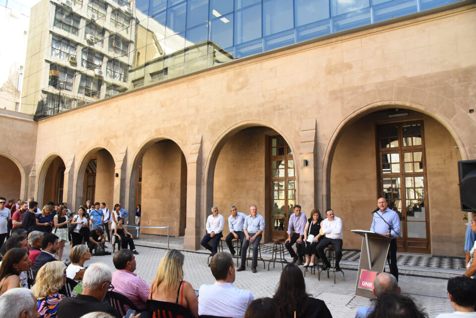 Perotti firmó convenios con Nación para la construcción de ocho nuevas escuelas técnicas en distintas localidades de la provincia