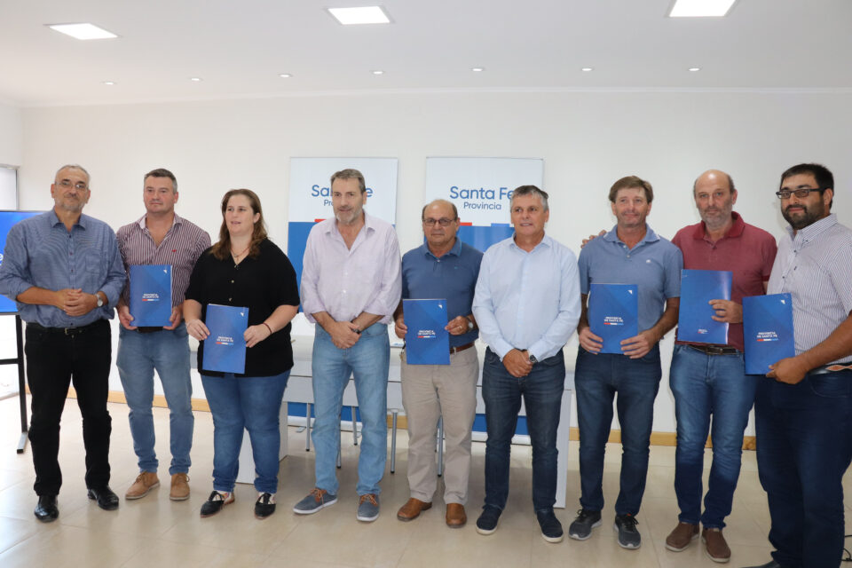 La provincia firmó convenios para obras de iluminación en accesos a localidades del departamento Castellanos