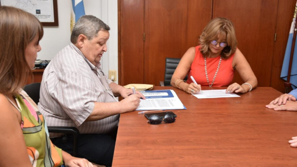 La provincia entregó fondos para obras de saneamiento en Sa Pereira y Sarmiento