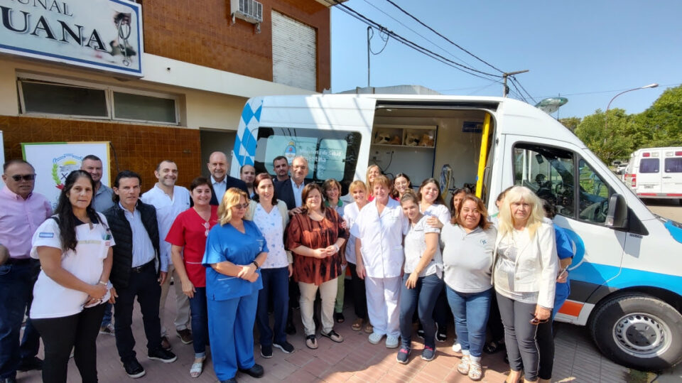 El gobernador Perotti entregó una ambulancia en María Juana