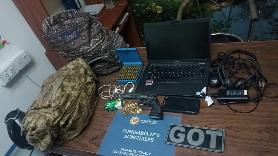 SECUESTRARON UN ARMA Y DETUVIERON A DOS SUJETOS