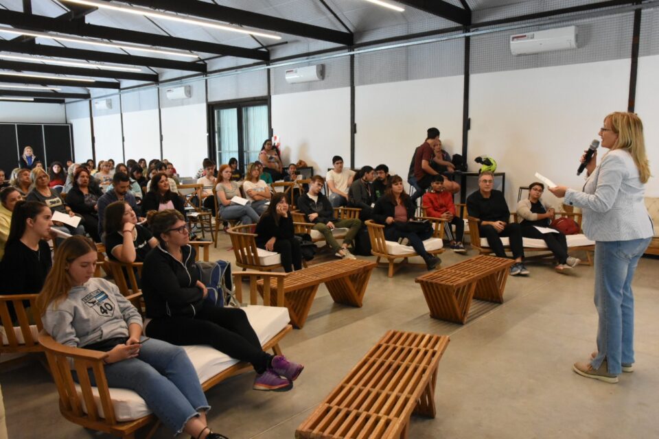 El municipio entregó becas universitarias, terciarias y agrotécnicas a más de 100 estudiantes