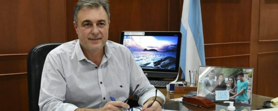 Luis Castellano firmó la adjudicación de la obra de cloacas para cuatro barrios