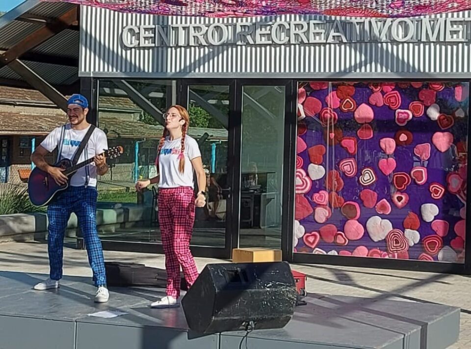 La Estación cantó y jugó con chicas y chicos
