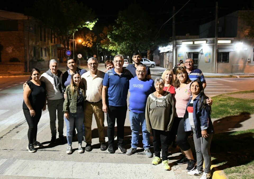 El Intendente recorrió la obra de iluminación de barrio Italia