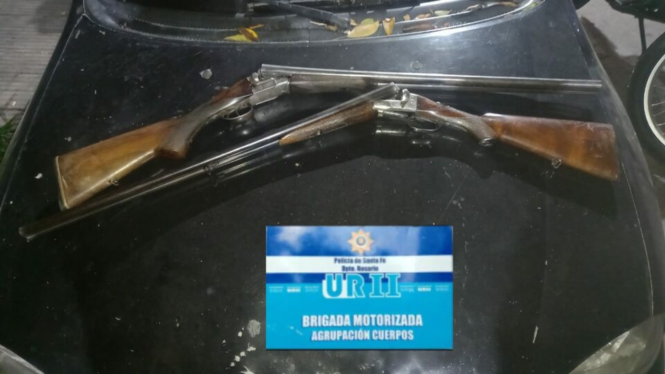 POLICÍAS APREHENDEN A UN HOMBRE Y LE SECUESTRAN DOS ESCOPETAS TRAS UN DESORDEN FAMILIAR