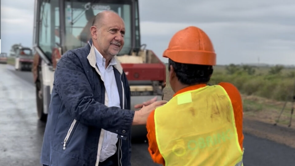 Perotti recorrió obras de pavimentación en los departamentos Castellanos y San Cristóbal