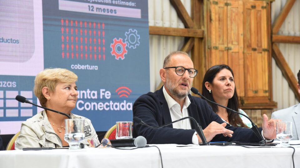 Santa Fe + Conectada: La provincia firmó convenios de colaboración con municipios y comunas