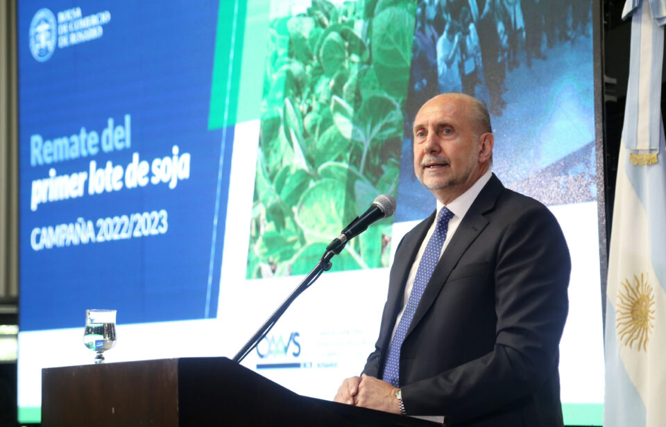 Perotti participó del remate del primer lote de soja en la Bolsa de Comercio de Rosario