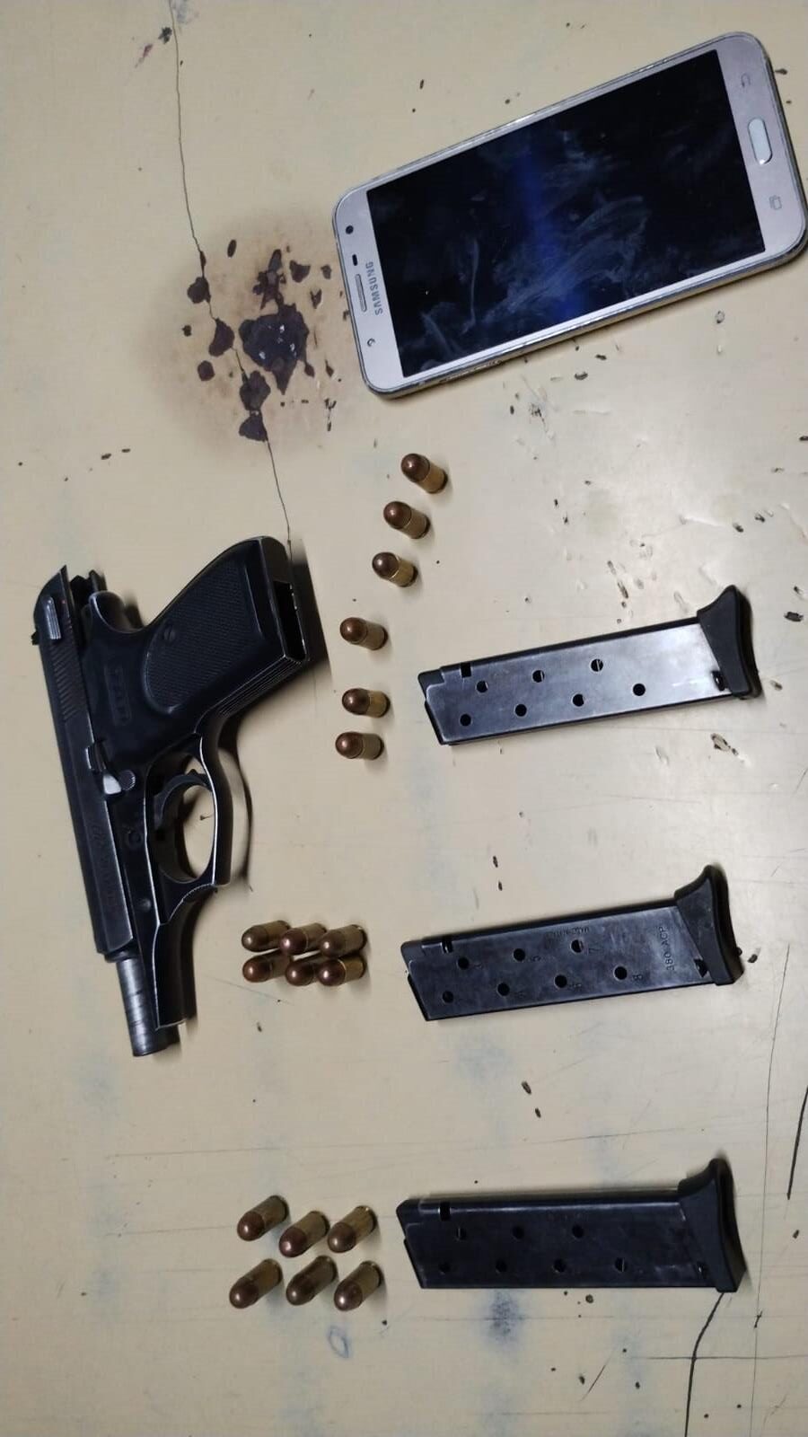 POLICÍAS APREHENDEN A UNA PAREJA QUE HABRÍA OCULTADO UN ARMA DE FUEGO EN LA MOCHILA DE UN MENOR