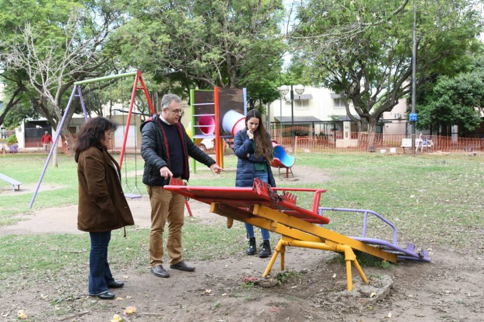 Continúan los trabajos de arreglo de veredas en plazas de la ciudad