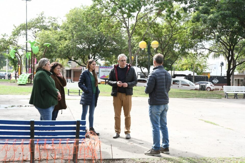 Continúan los trabajos de arreglo de veredas en plazas de la ciudad