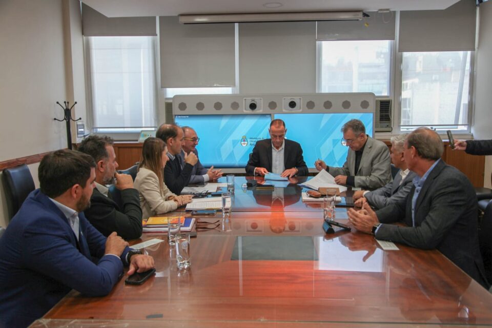 El Intendente firmó un nuevo convenio para pavimentar el Camino 6