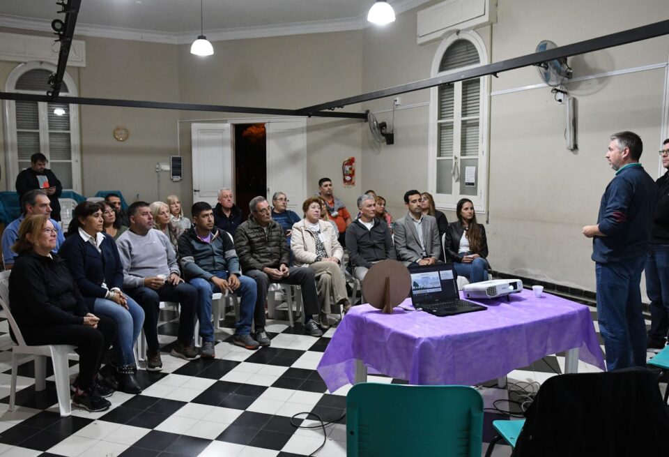Encuentro con representantes vecinales para informar sobre normativa de agroquímicos