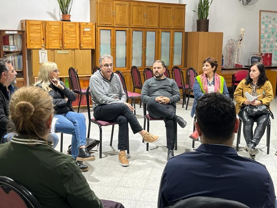 Luis Castellano dialogó con autoridades de Educación y de la Escuela Pablo Pizzurno