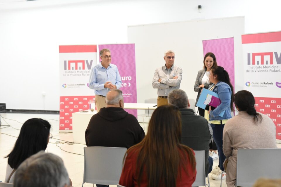 El Intendente entregó escrituras de lotes y viviendas a 18 familias