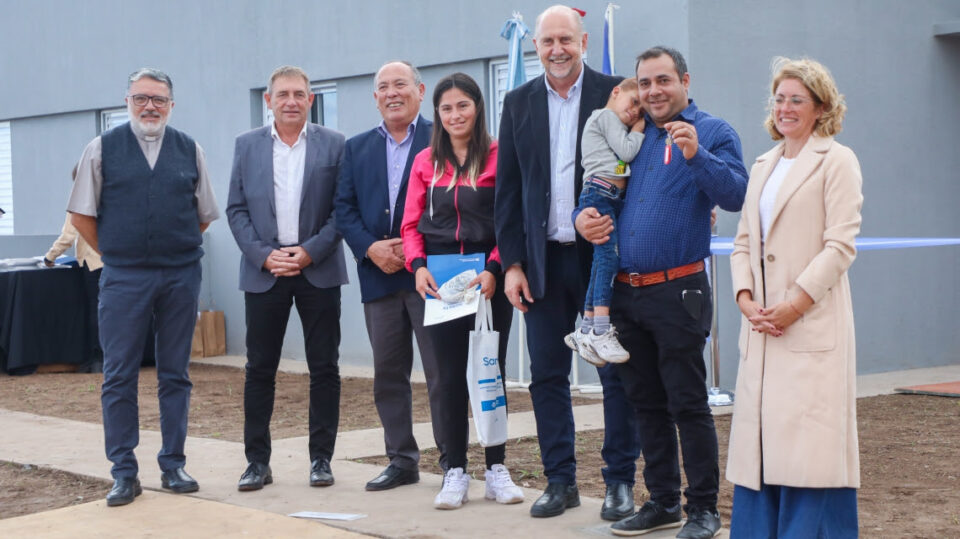 El gobernador Omar Perotti entregó 11 viviendas en la localidad de Bouquet