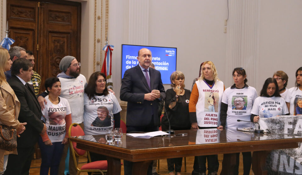 Perotti firmó el decreto de reglamentación de la ley de Derechos y Garantías de las Personas Víctimas de Delitos