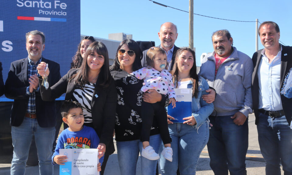 El gobernador Omar Perotti encabezó la entrega de 35 viviendas en la localidad de General Lagos